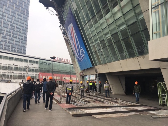 父亲自打去了金陵之后不久，便失去音讯，于一伟担心他遭遇不测，曾经找人到金陵调查过，但没有找到任何线索，可以说是活不见人、死不见尸。